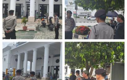 Bengkulu - Unit Patroli Sat Samapta Polresta Bengkulu Polda Bengkulu, melakukan pengamanan ibadah Shalat Jumat di Masjid Agung At-Taqwa Kota Bengkulu, Jumat (16/02/2024) siang.  Disampaikan Kapolresta Bengkulu Kombes Pol Deddy Nata, S.I.K., melalui Kasi Humas Iptu Endang Sudrajat menyampaikan, pelaksanaan kegiatan Patroli Sat Samapta Polresta Bengkulu ini dengan prioritas sasaran pengamanan orang, kendaraan dan tempat.  "Patroli ini dilakukan pengamanan terbuka dan tertutup untuk meningkatkan keamanan Tabli