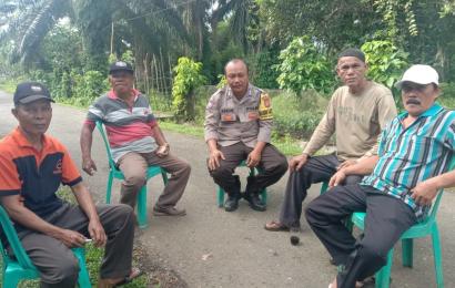Bhabinkamtibmas Polsek Kota Manna Sambangi Masyarakat, Jaga Keamanan Bersama Usai Pencoblosan Pemilu  