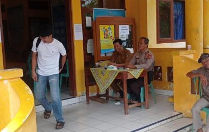 Berikan Pengamanan, Polisi Jaga Pleno Rekapitulasi Penghitungan Suara di PPK Bungamas 