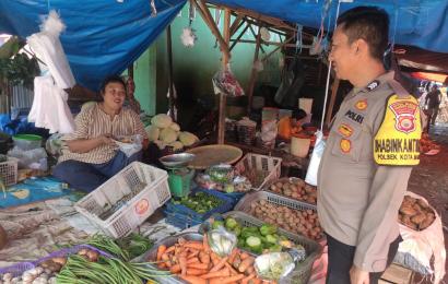 Bhabinkamtibmas Polsek Kota Manna Samapaikan Imbauan di Pasar Kutau 