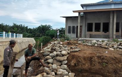 Bhabinkamtibmas Polsek Manna Lakukan Gotong Royong Bersama Warga 
