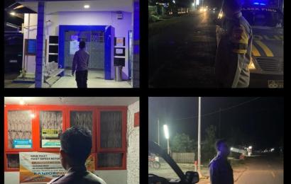 Bengkulu Selatan – Polsek Pino Polres Bengkulu Selatan Polda Bengkulu melaksanakan patroli antisipasi 3C di seputaran Kecamatan Pino dan Ulu Manna Kabupaten Bengkulu Selatan, hari Selasa (20/02/2024).  Saat patroli petugas melaksanakan dialogis dengan warga masyarakat terkait dalam upaya menjaga situasi kamtibmas yang tetap aman dan kondusif.  Polsek Manna juga menghimbau masyarakat pada saat memarkir kendaraan baik pada saat berbelanja. dirumah agar jangan sampai kunci kontak dalam keadaan terpasang di mot