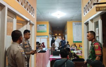 Pamatwil dan Kapolsek Pino Pantau Rekapitulasi Penghitungan Suara di PPK Ulu Manna     