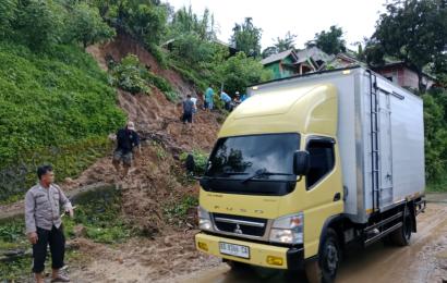 Tanah Longsor di Lebong Timpa Rumah Warga dan Timbun Badan Jalan