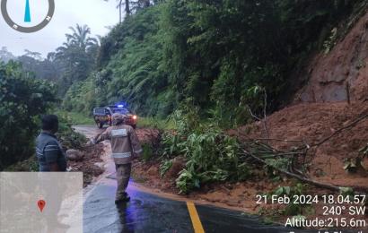 Jalan Ulu Manna Tertimbun Longsor, Akses Manna - Pagar Alam Lumpuh Total, Personel Polsek Lakukan Pengamanan