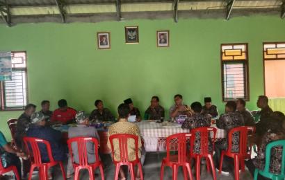 Bhabinkamtibmas Polsek Sukaraja Hadiri Giat Musyawarah di Desa Bukit Peninjau II 