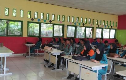 Bhabinkamtibmas Polsek Talo Sampaikan Sosialisasi di SMK 2 Seluma  