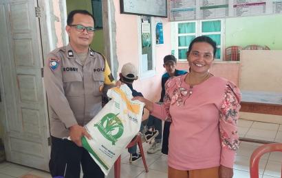 Kuatkan Tali Silaturahmi Bhabinkamtibmas Polsek Pino Dampingi Penyaluran Bantuan Beras   di Desa Sebilo 