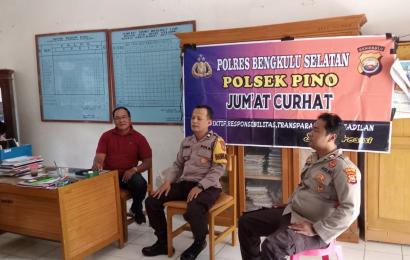 Kapolsek Pino Ngopi Bareng Warga, Terima Curhatan dalam Rangka Jumat Curhat