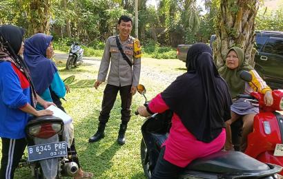 Sampaikan Imbauan, Bhabinkamtibmas Polsek Manna Sambang Warga di Desa Kuripan 