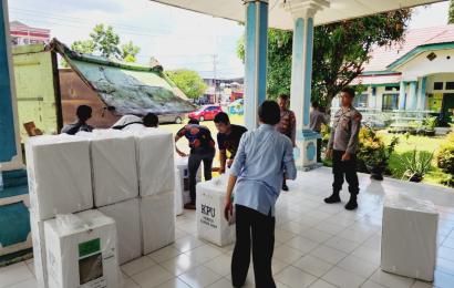 Personel Polsek Gading Cempaka Lakukan Pengamanan Logistik dan Pelaksanaan Rapat Pleno