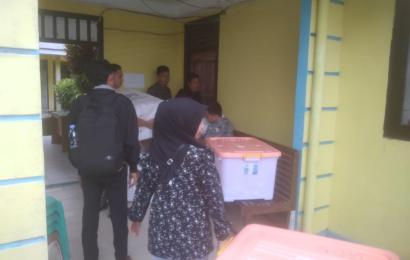 Rapat Pleno Rekapitulasi Penghitungan Suara Pemilu 2024 di PPK Manna Dilakukan Pengamanan Ketat oleh Polisi