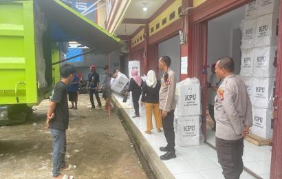 Personel Polsek Ratu Agung Berikan Pengamanan dan Monitoring Penandatanganan Berita Acara Hasil Perhitungan Suara Pemilu 2024 