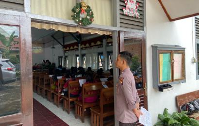 Personel Polsek Lebong Utara Laksanakan Pengamanan di Gereja GKII Muara Aman