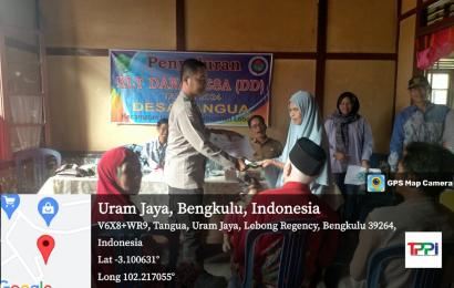 Bhabinkamtibmnas Polsek Lebong Utara Hadiri Penyaluran BLT DD di Desa Tangua