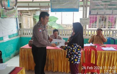 Bhabinkamtibmnas Polsek Lebong Utara Hadiri Penyaluran BLT DD di Desa Ketenong II