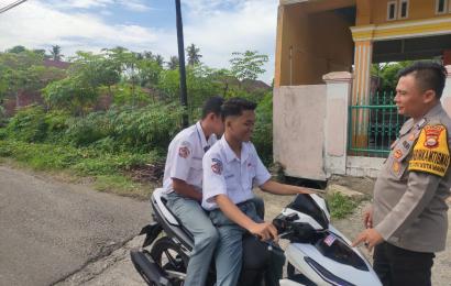 Bhabinkamtibmas Polsek Kota Manna Sampaikan Teguran Simpatik kepada Pengguna Sepeda Motor 