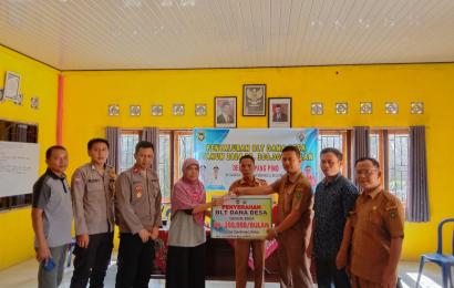 Kapolsek Pino dan Bhabinkamtibmas Polsek Pino Hadiri Penyaluran BLT DD di Desa Simpang Pino 