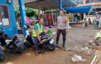 Pantau Stok dan Harga Sembako Serta Elpiji, Bhabinkamtibmas Sambang ke Pasar Ampera Manna  