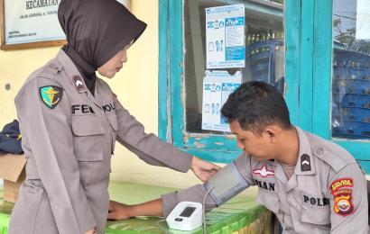 Pastikan Kondisi Personel Pengamanan PPK Sehat, Dokkes Medika 8 Polres BS Cek Kesehatan dan Berikan Vitamin 