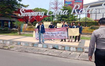 Apresiasi Penyelenggara Pemilu, Mahasiswa Gelar Aksi Simpatik di Simpang Lima