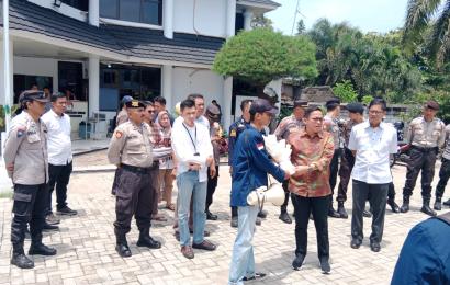 Puluhan Mahasiswa Gelar Aksi Simpatik di Kantor KPU Provinsi Bengkulu