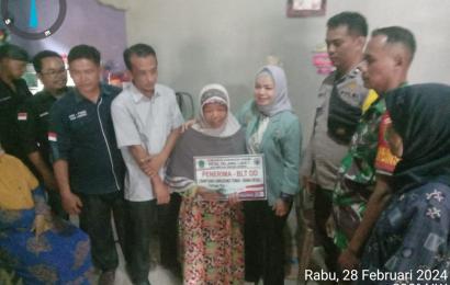 Bhabinkamtibmas Polsek Lebong Selatan Hadiri Pembagian BLT DD di Desa Bungin dan Desa Talang Liak I