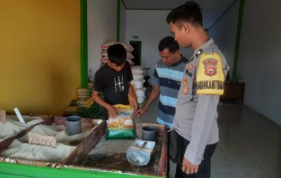 Personel Polsek Sukaraja Monitoring dan Pengecekan Harga Beras di Wilkum 