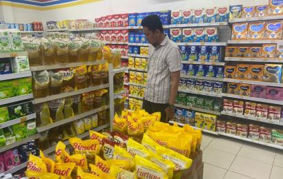 Bhabinkamtibmas Polres Seluma Monitoring Perkembangan Harga Sembako dan LPG di Wilkum