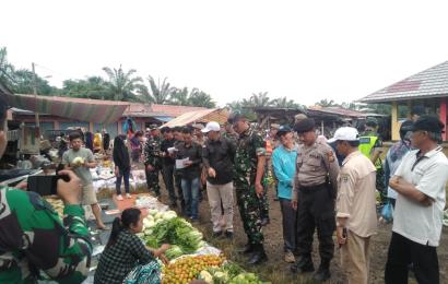 Antisipasi Kelangkaan Beras dan Bahan Pokok, Polres Seluma bersama Unsur Forkopimda Lakukan Pengecekan di Pasar 