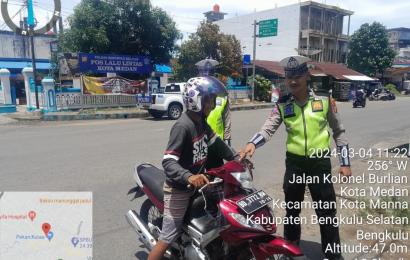 Sat Lantas Polres BS Edukasi dan Sampaikan Teguran yang Humanis Terhadap Pelanggar Lalu Lintas