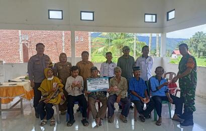 Bhabinkamtibmas Polsek Lebong Selatan Monitoring Penyaluran BLT DD di Desa Bukit Nibung