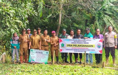 Bhabinkamtibmas Polsek Lebong Utara Hadiri Musdes Pelaksanaan Titik Nol Pembangunan Sambungan Air di Desas Pyang Mbik