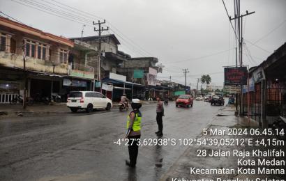 Sat Lantas Polres BS  Atur Lalu Lintas Didepan  Sekolah dan Jalan Protokol