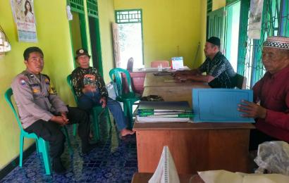 Sambang, Cara Bhabinkamtibmas Pererat Tali Silaturahmi Dengan Tokoh Adat