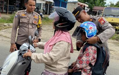 Peduli Keselamatan Anak Dalam Berlalulintas, Kapolsek Padang Jaya Bagikan Helm