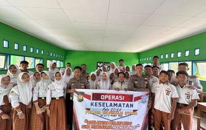 Pelajar SMAN 1 Bengkulu Utara Sambut Personel Satlantas Polres Bengkulu Utara Sosialisasikan Operasi Keselamatan Nala 2024