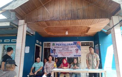 Bhabinkamtibmas Polsek Lebong Tengah Monitoring Pembagian BLT DD di Desa Limau Pit