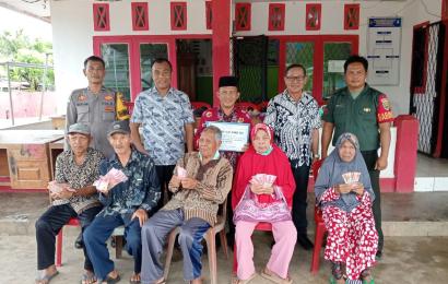 Kanit Binmas dan Bhabinkamtibmas Polsek Manna, Hadiri Penyaluran BLT DD Desa Desa Lubuk Sirih Ulu 