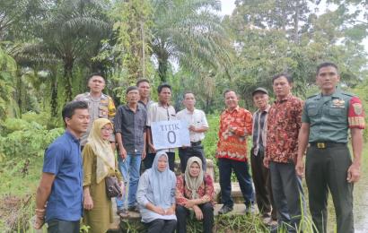 Bhabinkamtibmas Polsek Pino Hadiri Penetapan Titik Nol Pelaksanaan Kegiatan Pembangunan Siring Desa Binaannya