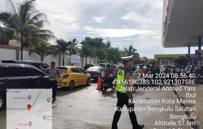 Sat Lantas Polres Bs Turunkan Personilnya Atur Lalu Lintas Didepan SPBU A.Yani Ibul 