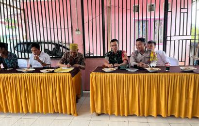 Bhabinkamtibmas Polsek Rimbo Pengadang Monitoring Pembagian BLT DD di Desa Bajok
