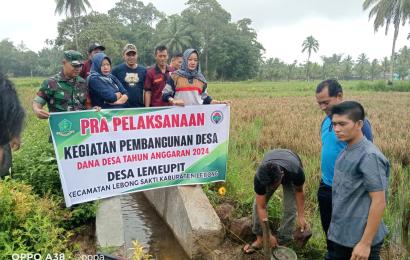 Bhabinkamtibmas Polsek Lebong Tengah Monitoring Kegiatan Titik Nol Pra Pembangunan di Desa Limau Pit