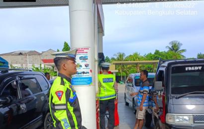 Sat Lantas Polres BS Turunkan Personelnya Atur Lalu Lintas Didepan SPBU Kutau 