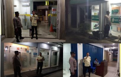 Sambangi Petugas Jaga Objek Vital, Polsek Ratu Samban Sampaikan Imbauan Kamtibmas  