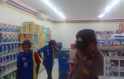 Sambangi Penjaga Indomart, Bhabinkamtibmas Sampaikan Imbauan Kamtibmas