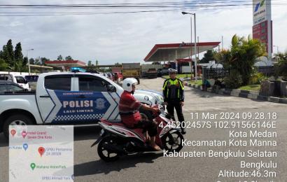 Didepan SPBU Kutau, Sat Lantas Polres BS Turunkan Personelnya Atur Lalu Lintas