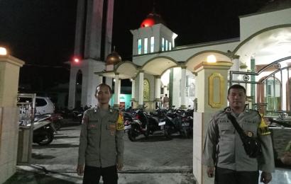Personel Polsek Lebong Utara Laksanakan Pengamanan Ibadah Salat Tarawih di Masjid Al Azhar