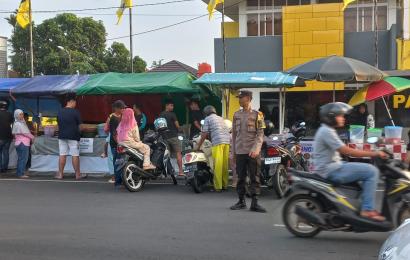 Personel Polsek Gading Cempaka Monitoring dan Pengamanan Pasar Tumpah