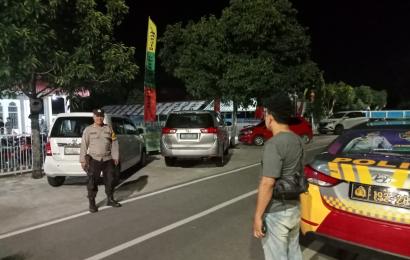 Personel Polsek Gading Cempaka Monitoring dan Pengamanan Ibadah Salat Tarawih di Masjid Umar Bin Khatab